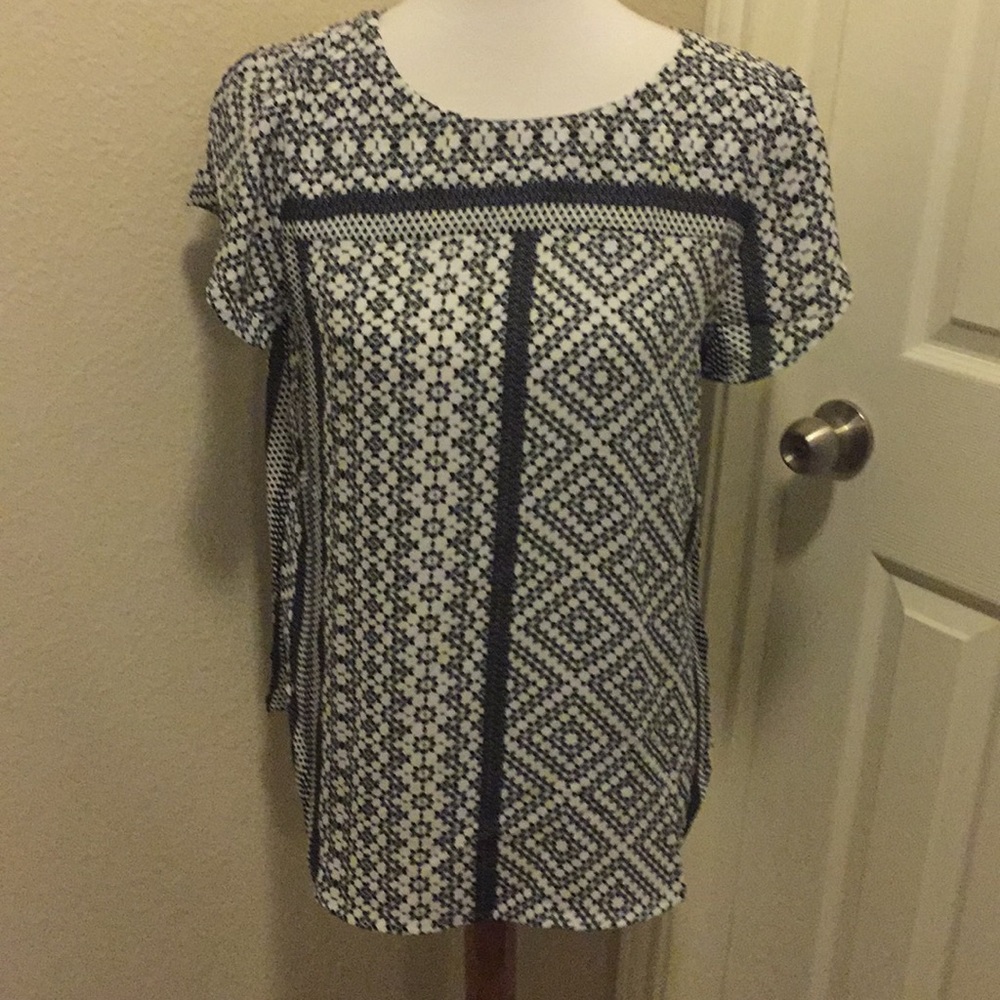 Small short sleeve shirt.  Brand is Cathy Daniels